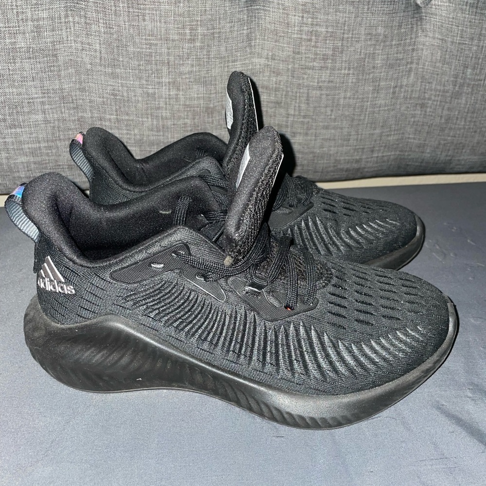 Lightly used in good condition adidas bounce male size 5 shoes